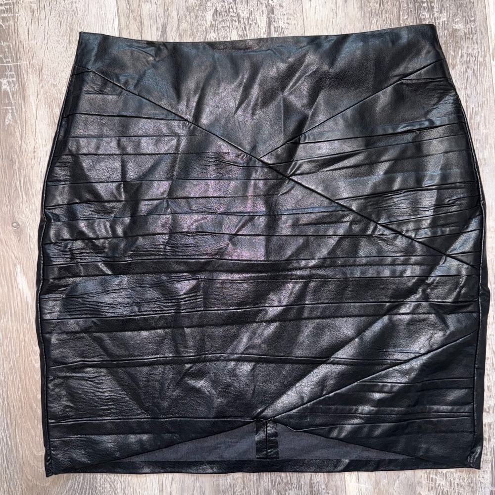 Zara Skirt Womens XS Solid Black faux leather zip mini geometric pattern